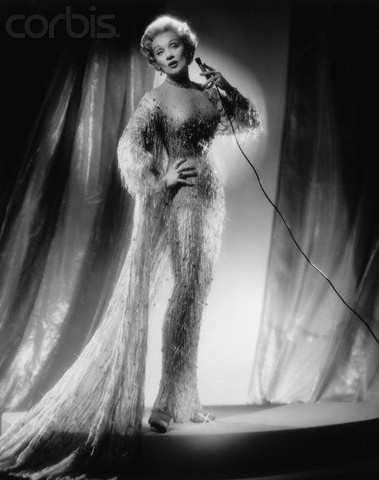 marlene_dietrich_on_stage_1955.jpg
